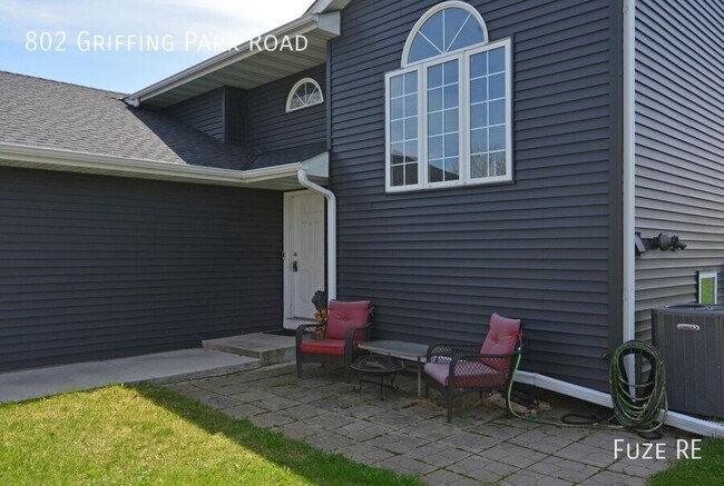 Building Photo - 802 Griffing Park Rd