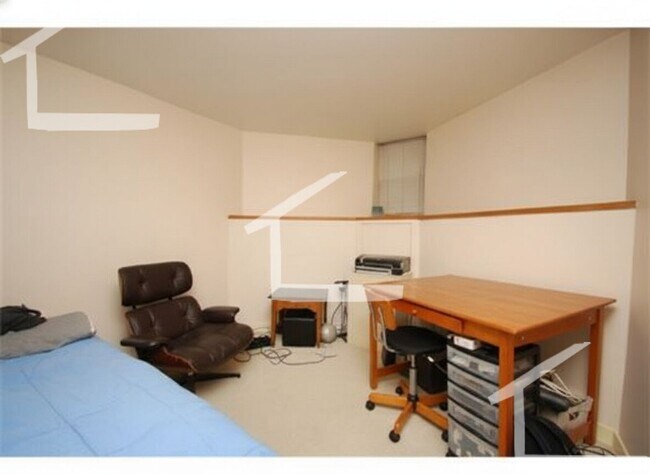 Building Photo - Charming 4 Bedroom-No Broker Fee