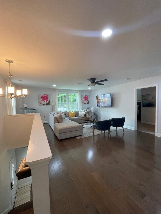 Building Photo - Beautifully Furnished 4-Bedroom Home with ...