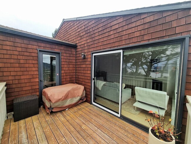 Building Photo - One bedroom top floor corner unit condo with gorgeous view for rent!