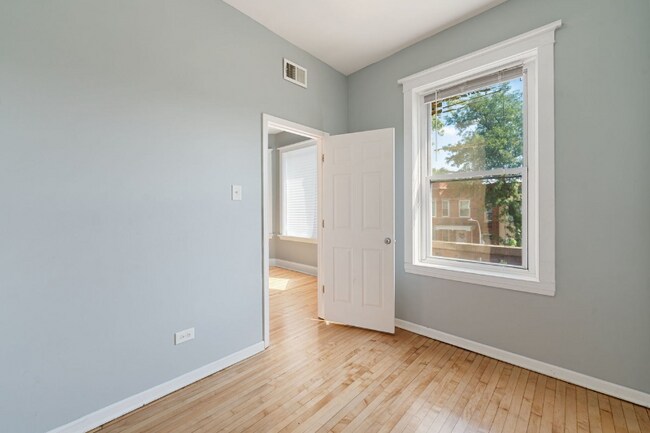 Building Photo - 4910 W Van Buren St