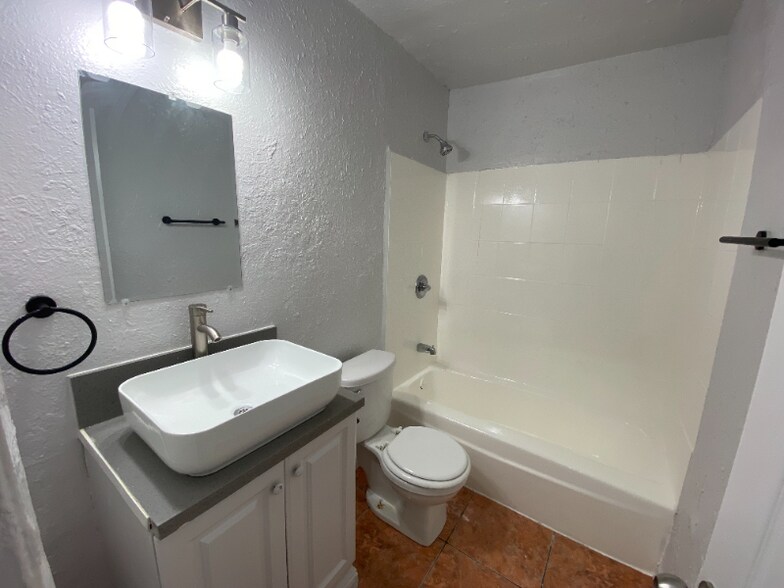Building Photo - 926 W 84th St