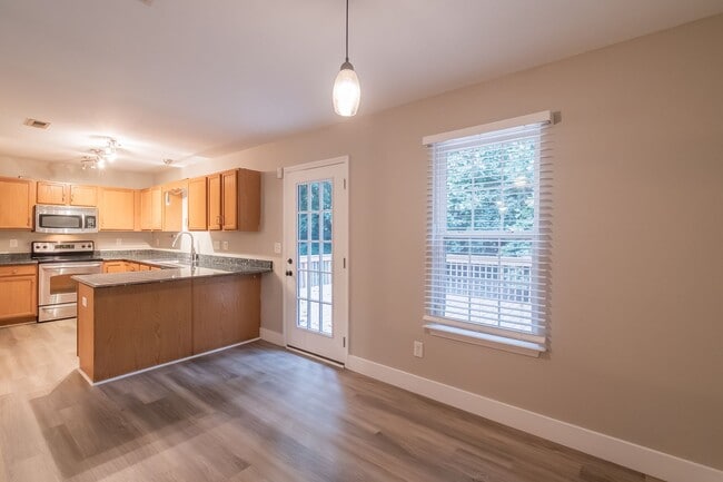 Building Photo - Cozy newly renovated 4 bedroom home on Hic...