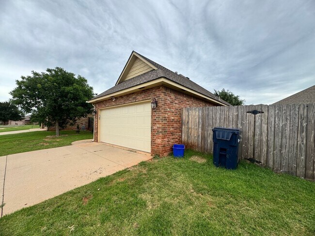 Building Photo - 3 Bed 2 Bath in Edmond!