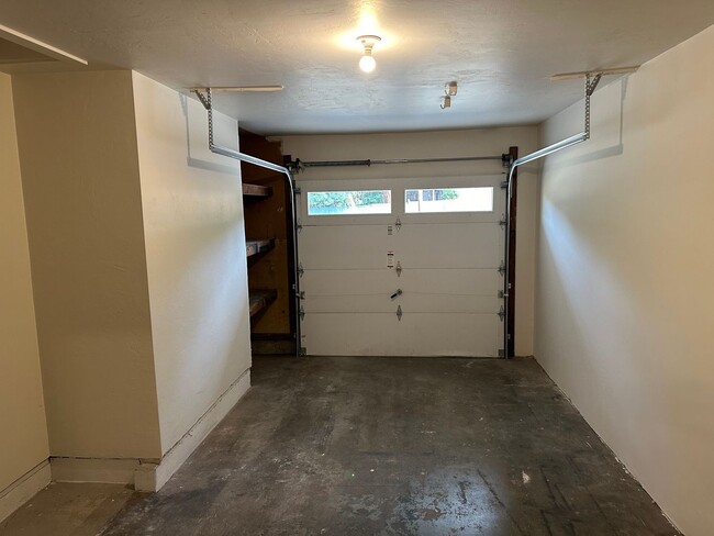 Building Photo - Luxury 2 bedroom 1 bath duplex in a great ...