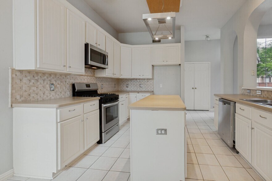 Building Photo - 8400 Pipestone Dr