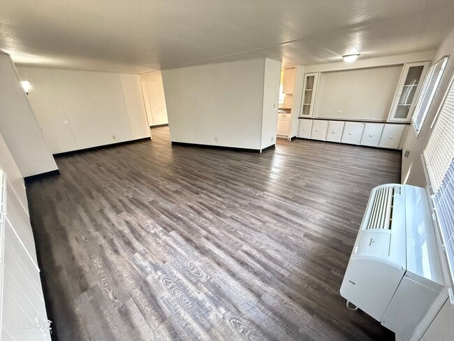 Building Photo - 3bd/2ba Home with a Large Yard - Near Randall Park!