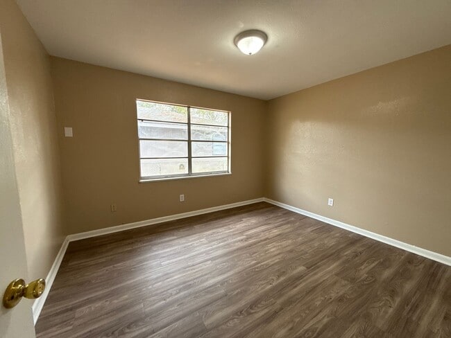 Building Photo - Country and City Side Home