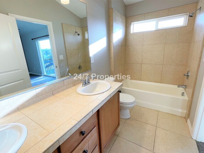 Building Photo - Spacious and Modern 3-Story Townhome - Mol...