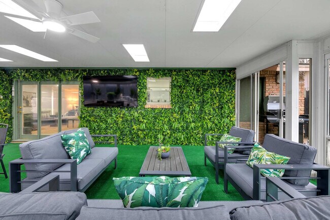 Building Photo - 1901 Cordova Bend