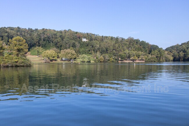 Building Photo - 509 Broadberry Ave