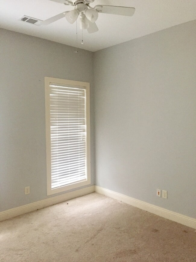 Building Photo - Fantastic cottage style home!