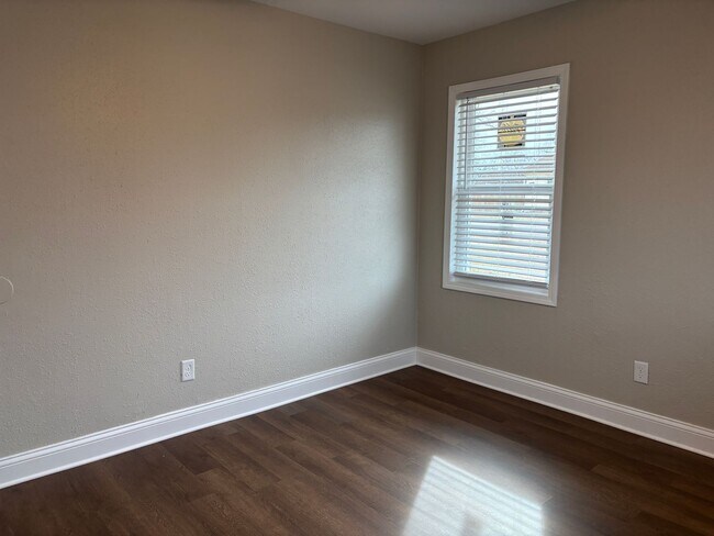 Building Photo - 3 Bed 1 Bath Remodeled House