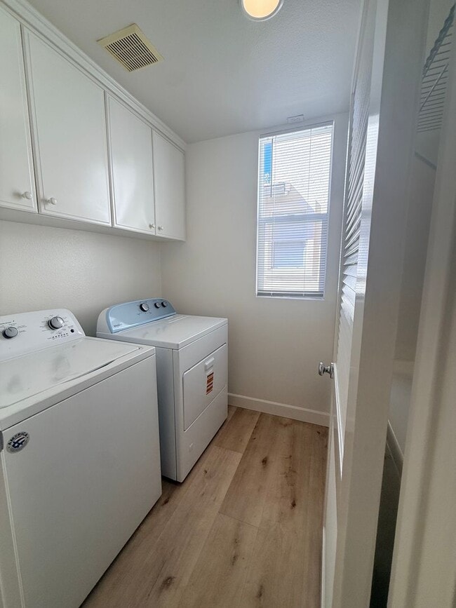 Building Photo - Beautiful Tri-Level Home in Prestigious Oa...