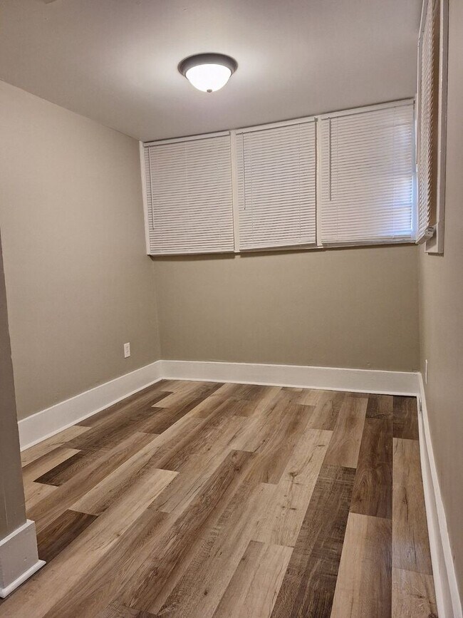 Building Photo - Newly Renovated 3 Bedroom 1 Bath | Open to Section 8 | Midtown - 1/2 OFF The First Month's Rent