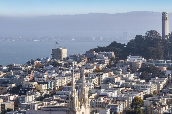 Building Photo - 999 Green St