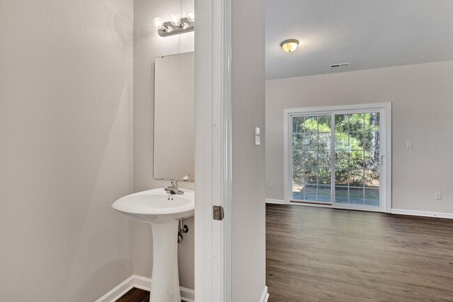 Building Photo - Holly Ridge End Unit Town Home Available!