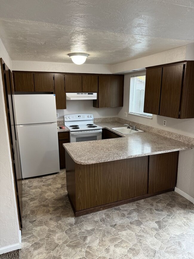 Building Photo - Updated 2 bedroom 1.5 bathroom duplex in Springfield!