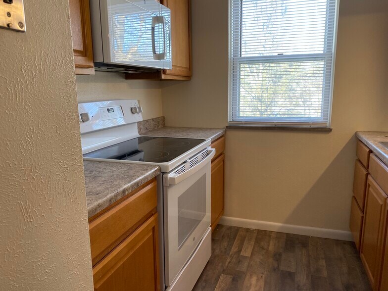 Kitchen - 411 Poplar Ave