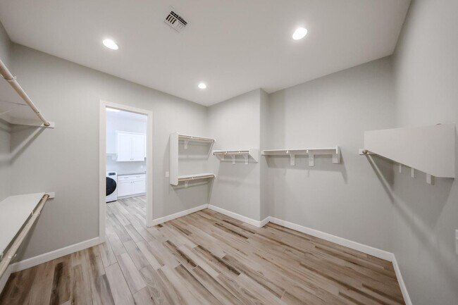 Building Photo - 1424 E Pedro Rd