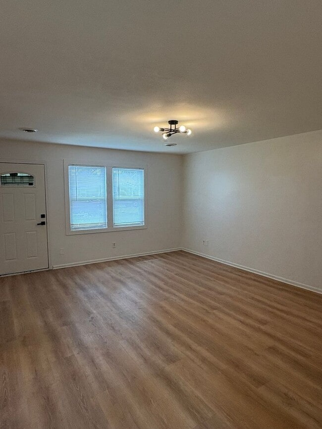Building Photo - Delightful 2 Bedroom Bungalow Home-317 Woods