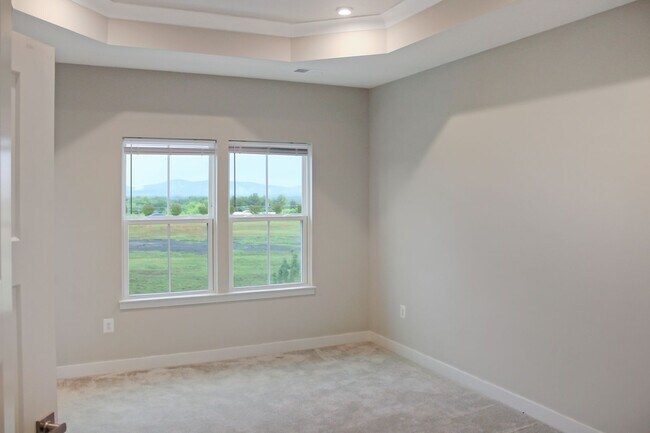 Building Photo - End-unit Townhouse with mountain views
