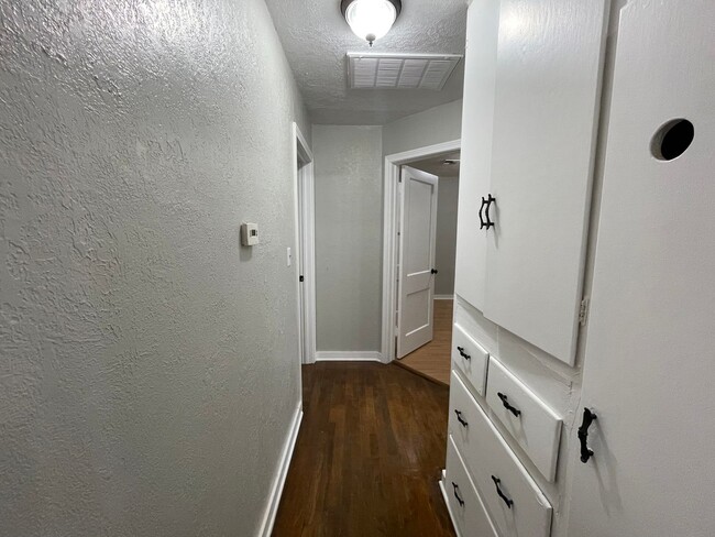 Building Photo - Move in special: Remodeled Northwest 2 Bed