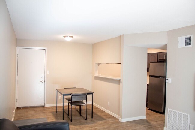 Interior Photo - 804 W Illinois St