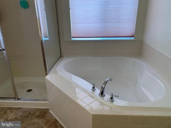 Building Photo - 3565 Eagle Ridge Dr