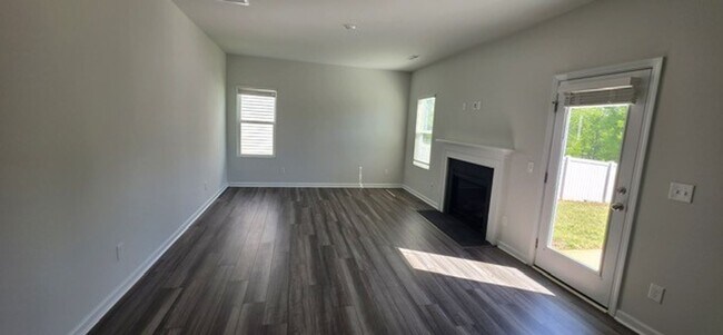 Building Photo - **** READY TO MOVE IN NOW ****