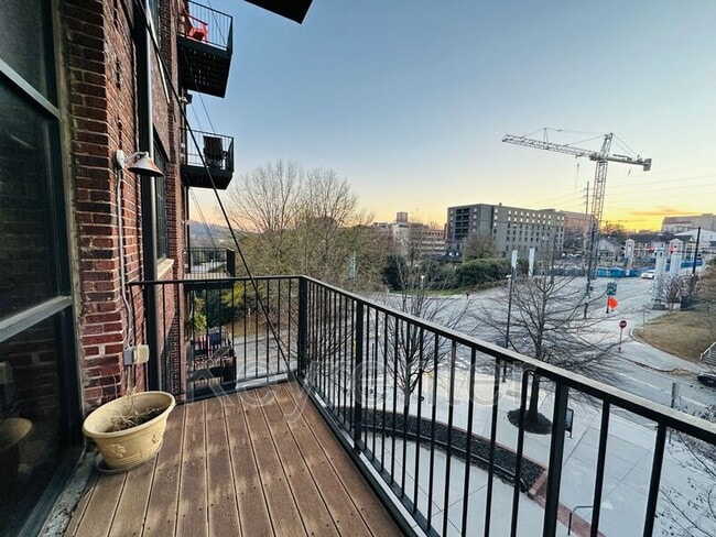 Building Photo - 1060 Worlds Fair Park Dr