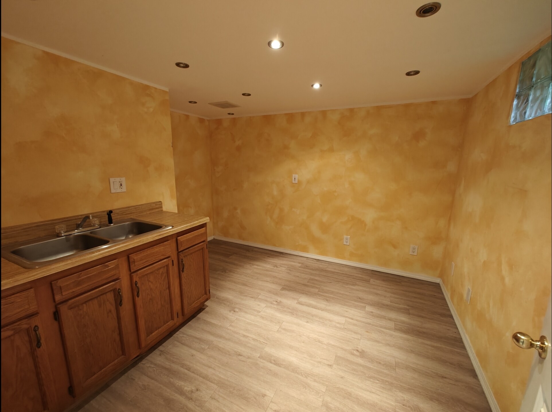 Building Photo - 548 Worcester St