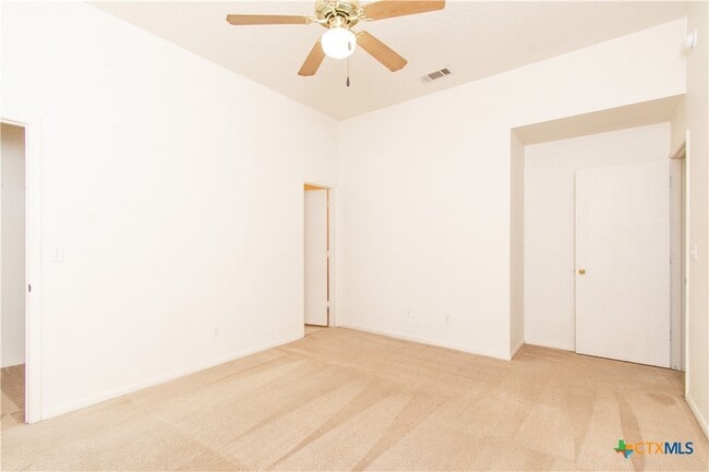 Building Photo - 2900 Southhill Dr