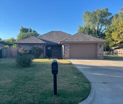 Building Photo - 306 Lux Dr