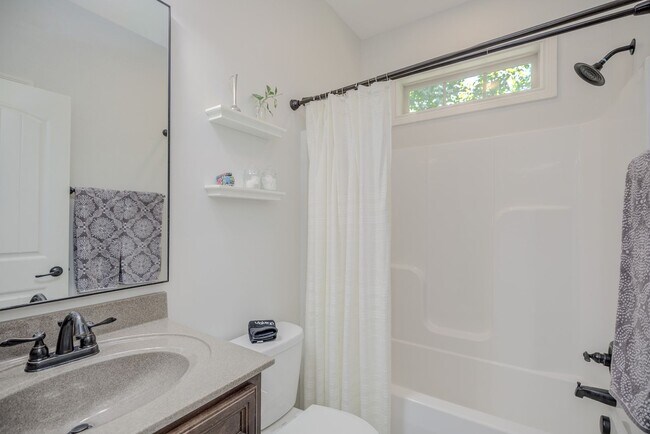 Building Photo - Fully Furnished, Short Term Rental, 1 Mont...