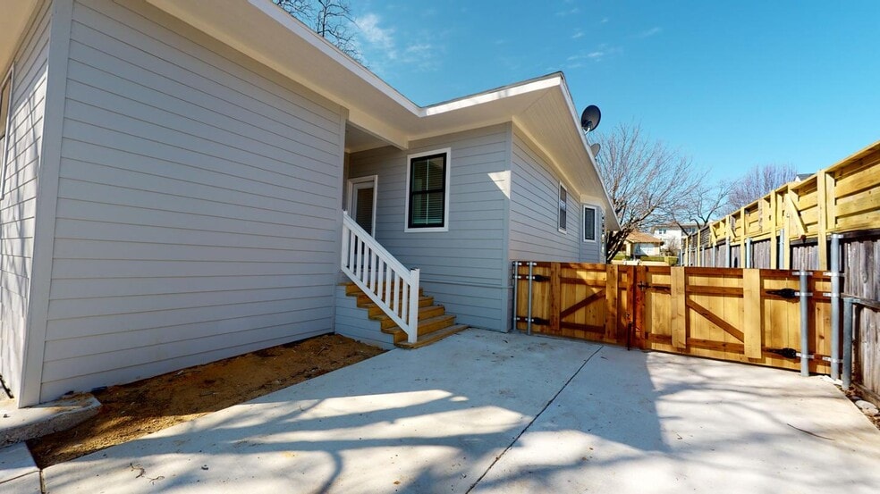 Building Photo - Beautifully renovated Bishop Arts District home near Lake Cliff Park