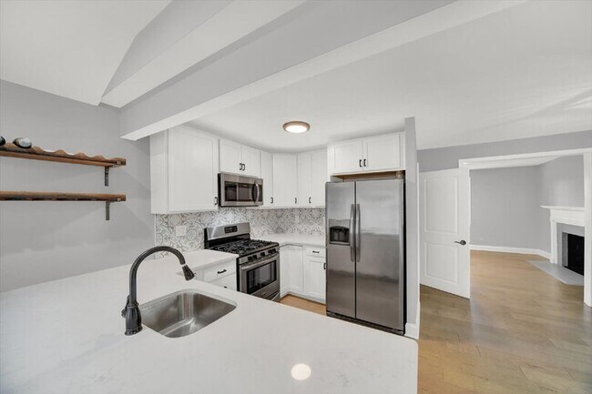 Building Photo - 10523 Howard Ave