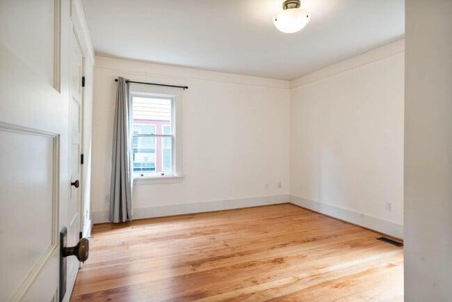 Building Photo - $300 off 1st month! Beautiful 2-bdrm/1-bat...