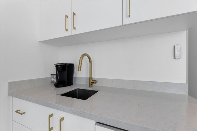 Building Photo - 1730 SE 13th St