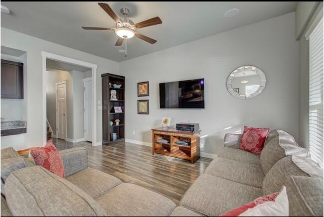 Building Photo - 863 Cecina Ct