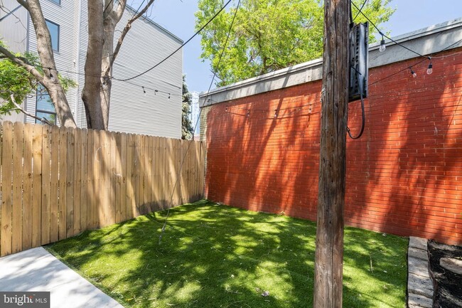 Building Photo - 7 E Oxford St