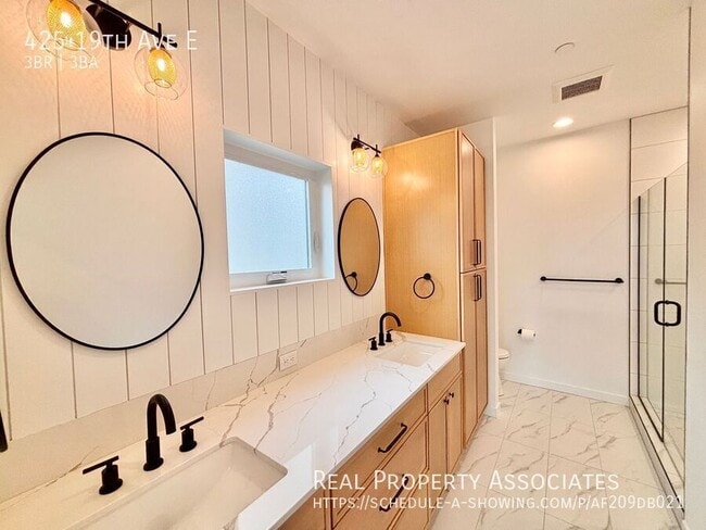 Building Photo - 425 19th Ave E