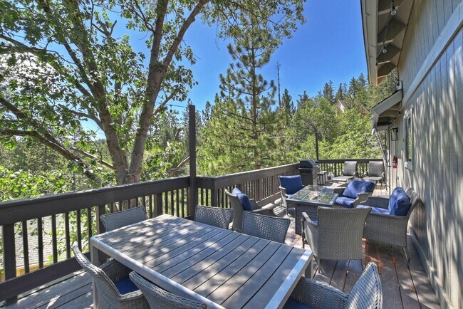 Building Photo - Stylish Chalet with Lake Rights