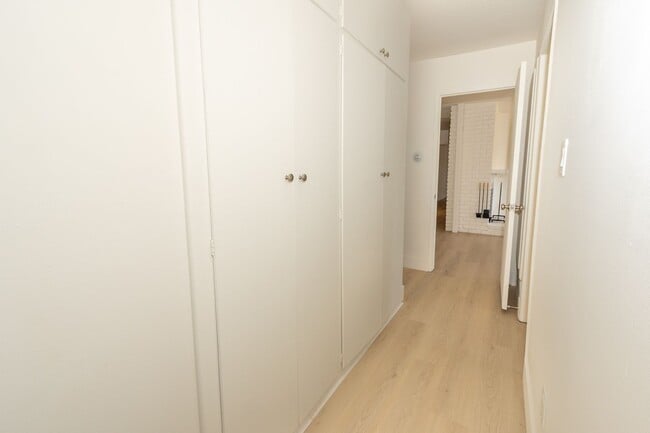 Building Photo - Completely Refreshed Spacious 3 Bed/2 Bath...