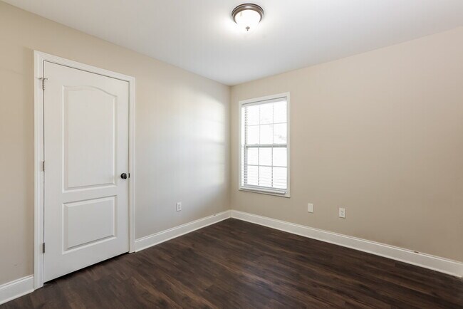 Building Photo - 303 Surrey Ct