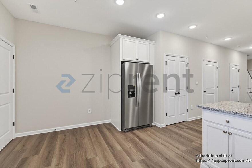 Building Photo - 1511 Fort Bragg Rd