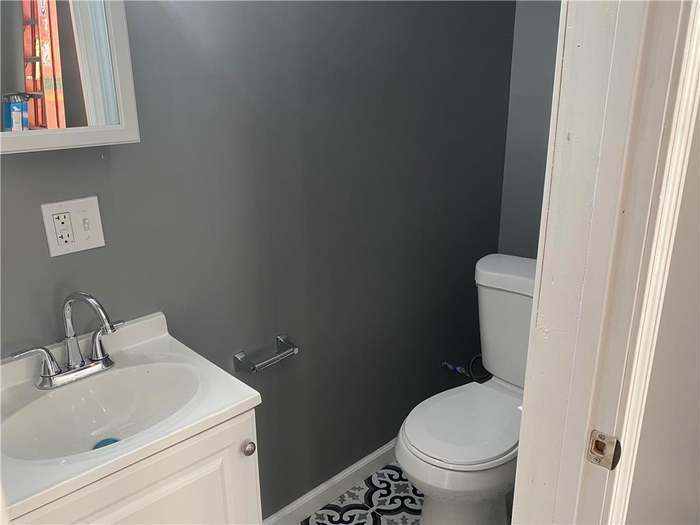 Half bath - 805 Gladstone Ave