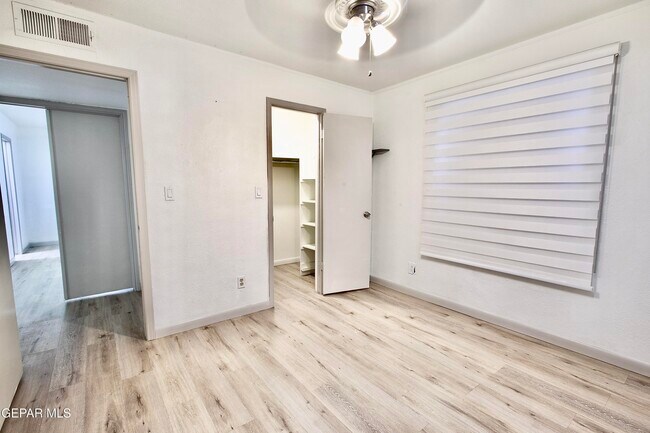 Building Photo - 901 Tepic Dr