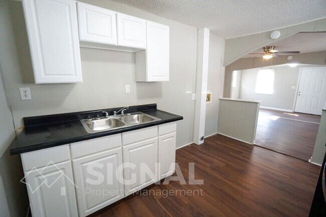 Building Photo - 128 Ann Dr SW