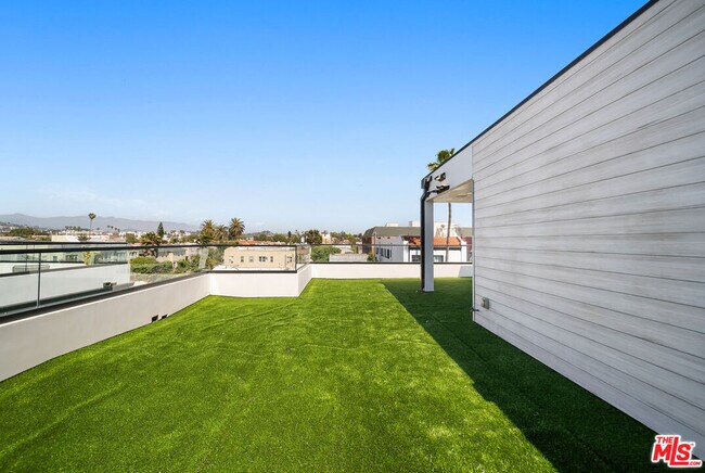 Building Photo - 733 N Gramercy Pl